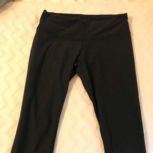 NIKE DRI-FIT CAPRI LEGGINGS (Size M)